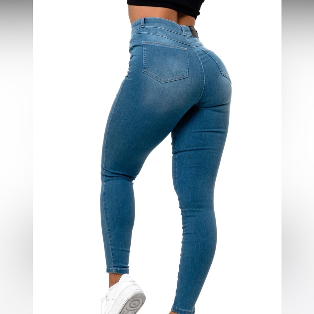 Brand New  FIT Jeans high waisted jeans and super strechy!